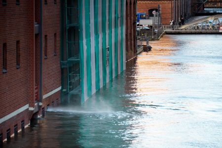 sturmflut-hafencity-29-oktober-2017_38013689451_o.jpg